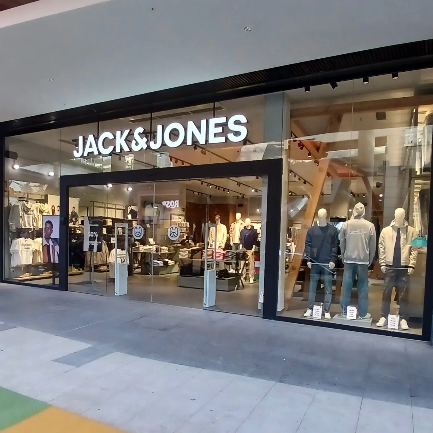 JACK & JONES