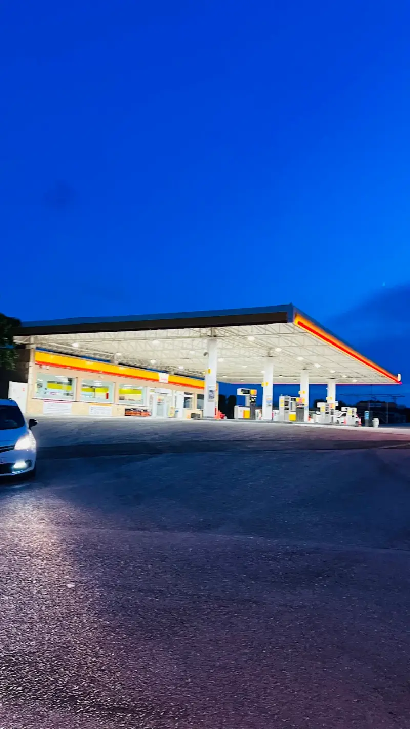 Benzineria SHELL - Bild 1