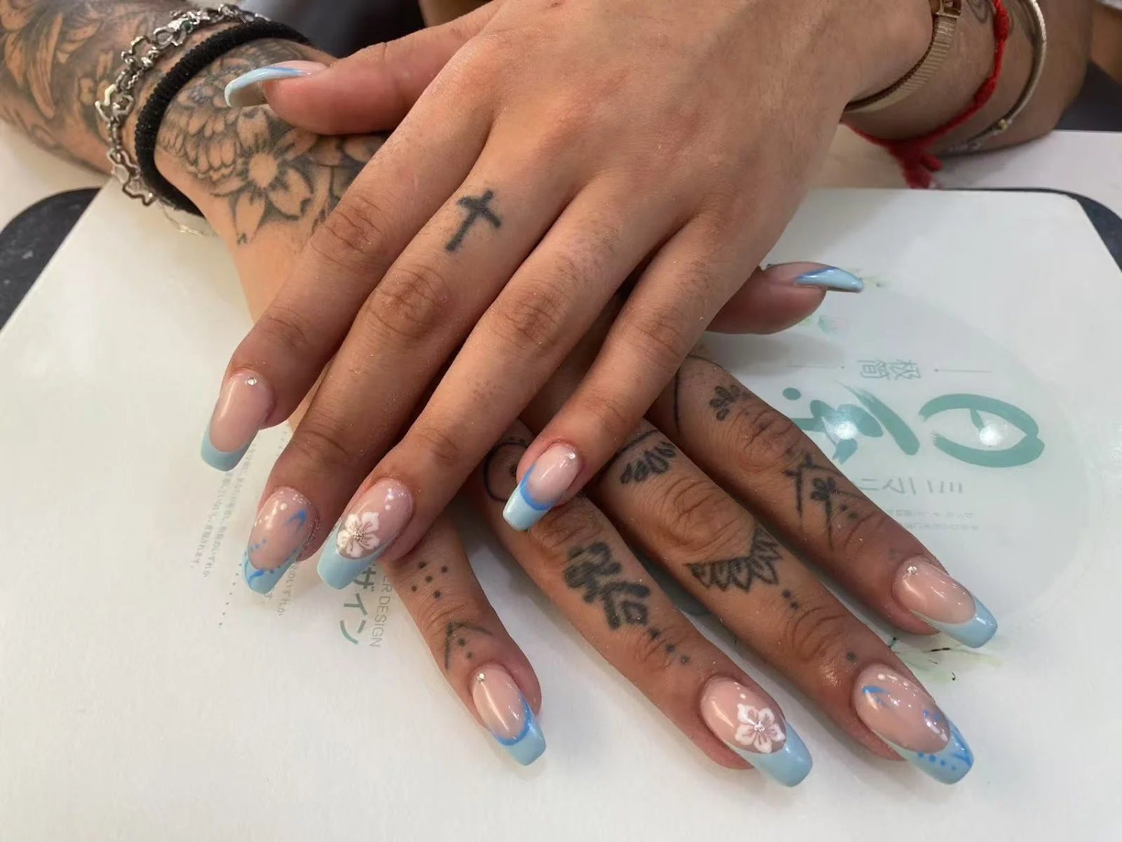 Peluquería y uñas - Image 1