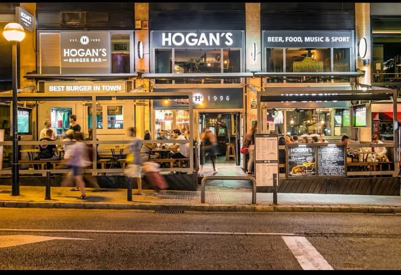 Hogan's Live Music, Sports Bar & Restaurant - Image 1