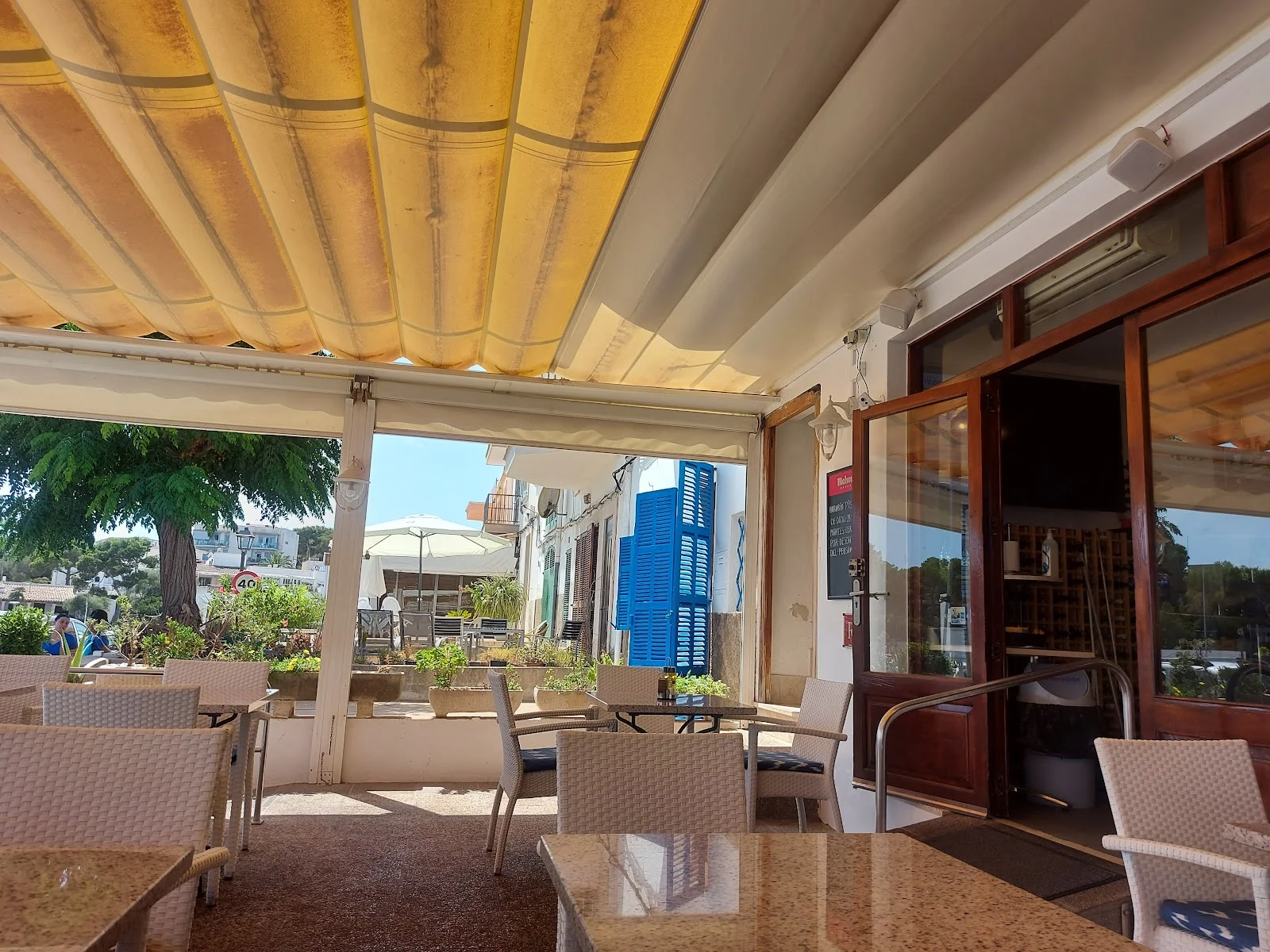 Piscis Bar & Café - Image 1