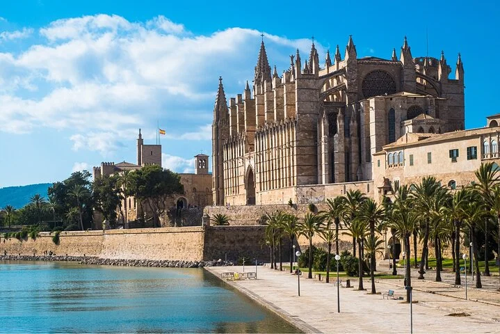 Guided Palma de Mallorca Walking Tour with Cathedral Entry & Tasting - Image 2