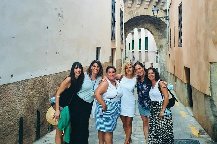 Guided Palma de Mallorca Walking Tour with Cathedral Entry & Tasting - Image 3