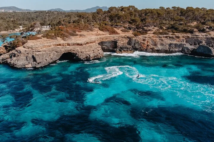 Jetski-Tour in Cala D'or an der Küste von Mallorca - Bild 2
