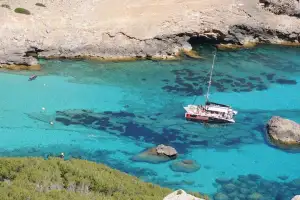 Katamaran-Tour in der Bucht von Pollensa auf Mallorca - Bild 1