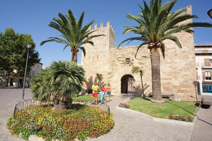 Visita Guiada Privada por el Casco Antiguo de Alcudia - Imagen 2