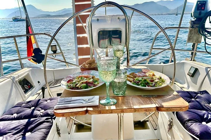 Private Sunset-Segeltour mit Dinner ab Alcúdia - Bild 2