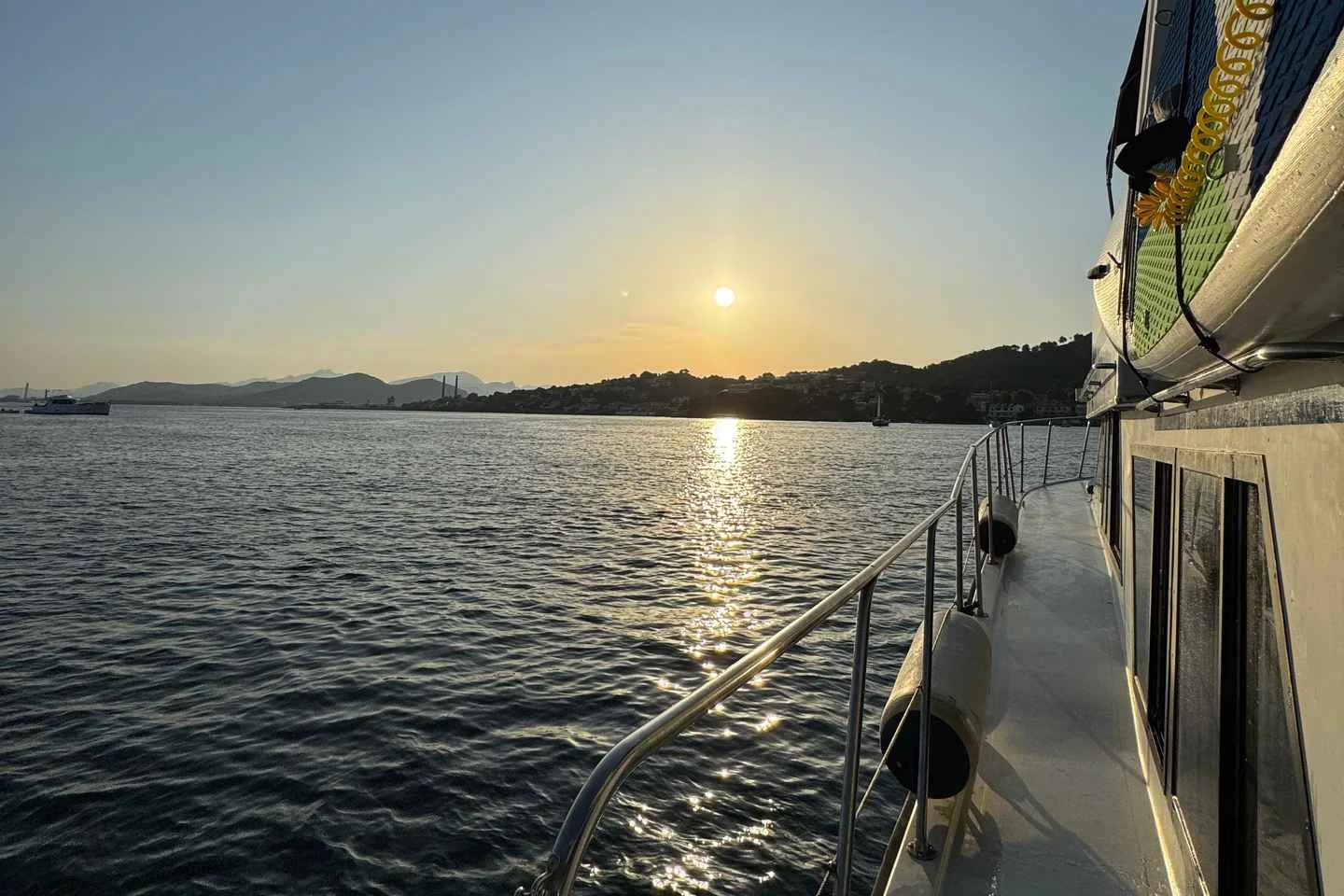 Sonnenuntergangs-Bootstour ab Port d'Alcúdia mit Tapas & Wassersport - Bild 3