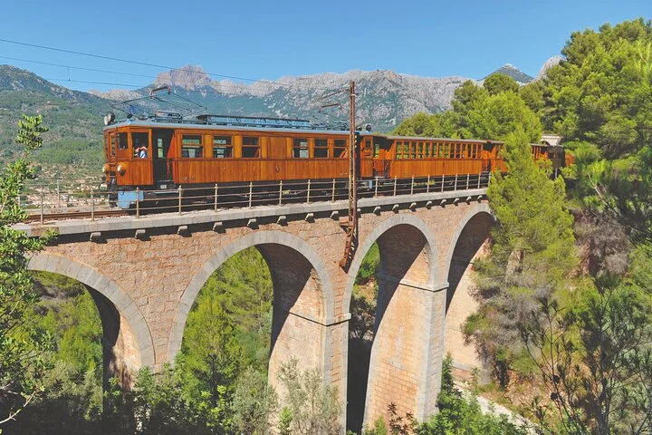 Historische Zug- und Straßenbahntour nach Sóller auf Mallorca - Bild 2