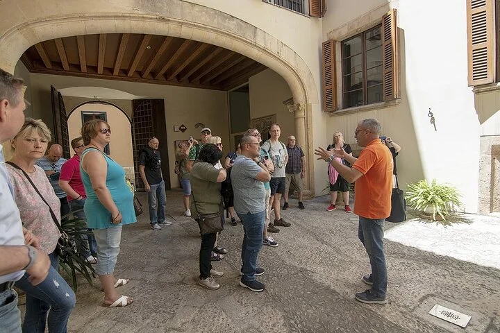 Tour privado por el casco antiguo de Palma con Catedral y paseo en barco - Imagen 3