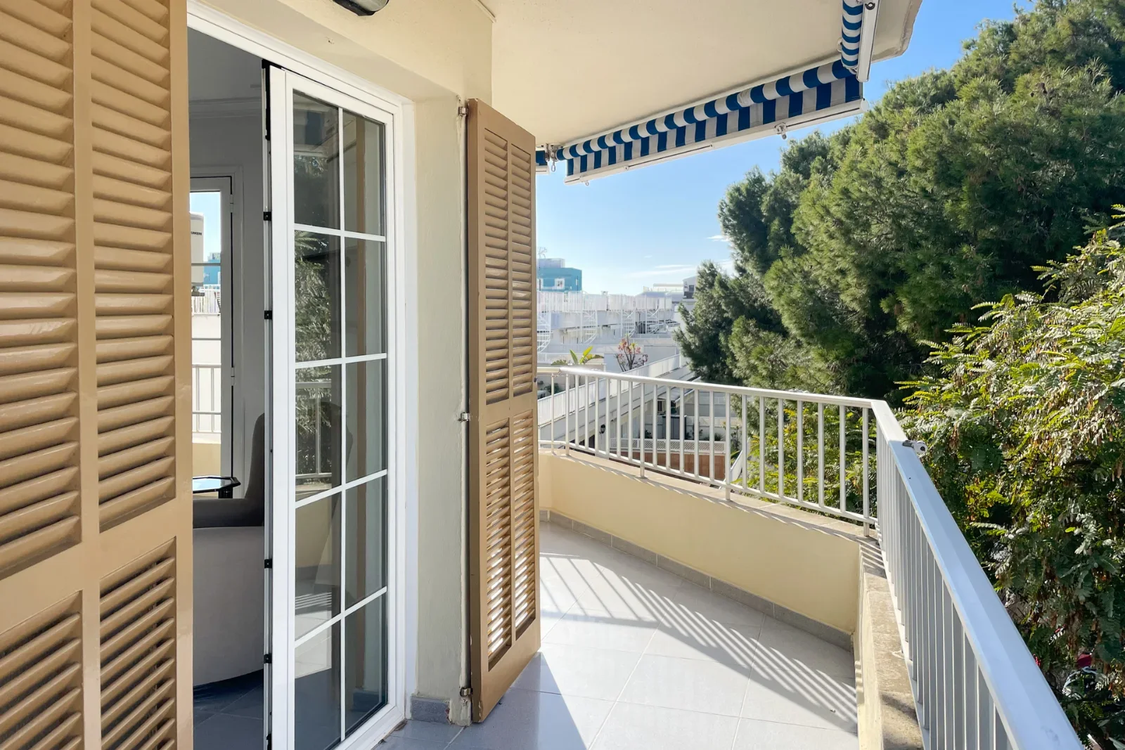 Apartment in need of renovation close to the sea in Ciudad Jardin - Image 1